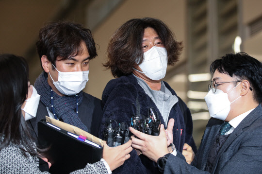 미국에 체류 중이던 대장동 개발 로비·특혜 의혹의 핵심 인물 남욱 변호사가 18일 오전 인천국제공항 제2여객터미널로 귀국해 검찰에 체포된 뒤 서울중앙지검으로 압송되고 있다. <연합뉴스>